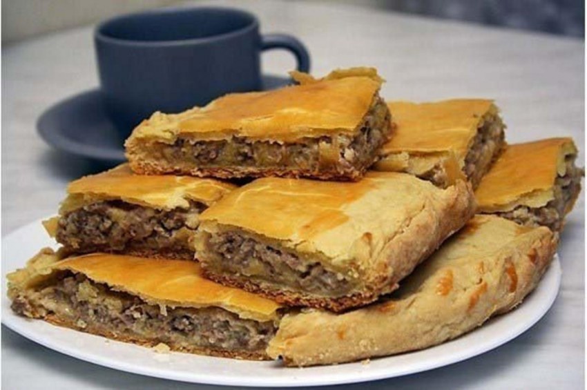 Пирог с мясом и сыром