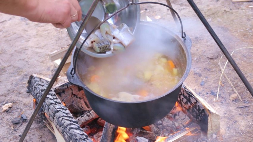 Донская уха в казане на костре
