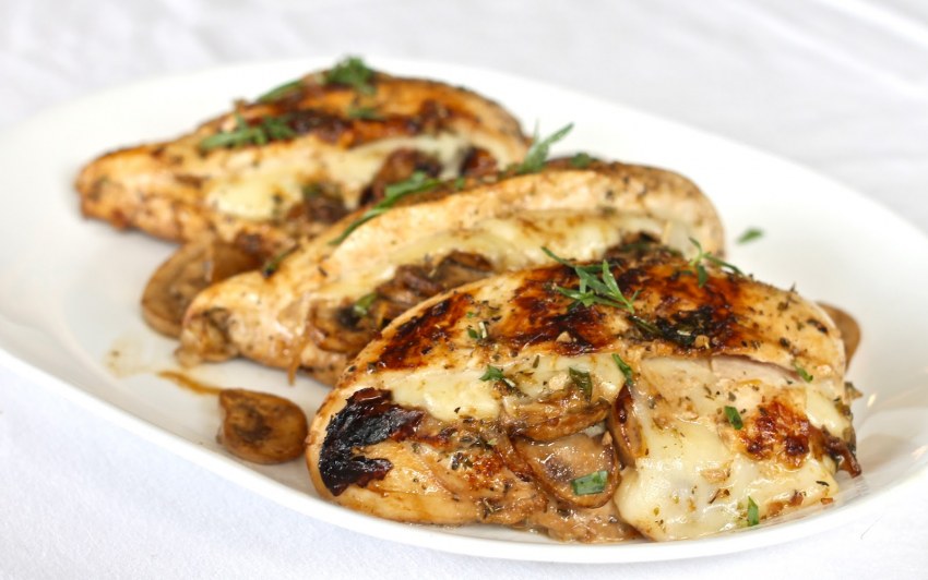 Фаршированные бекон шампиньонами и куриной грудкой