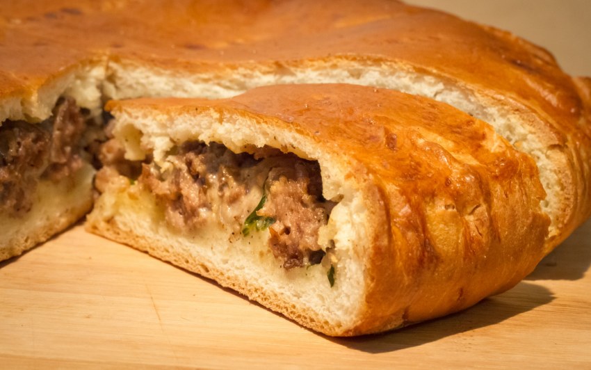 Пирог с мясом и сыром