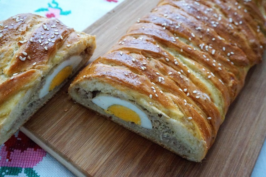 Мясной пирог с яйцом