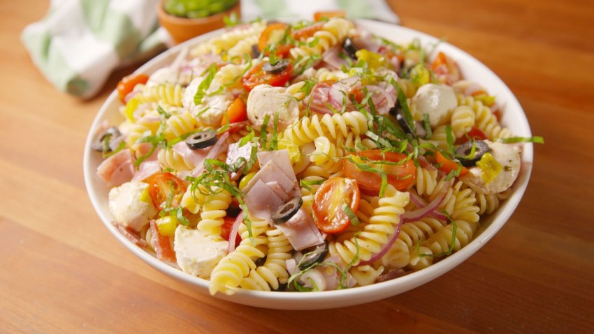 Итальянский салат с макаронами