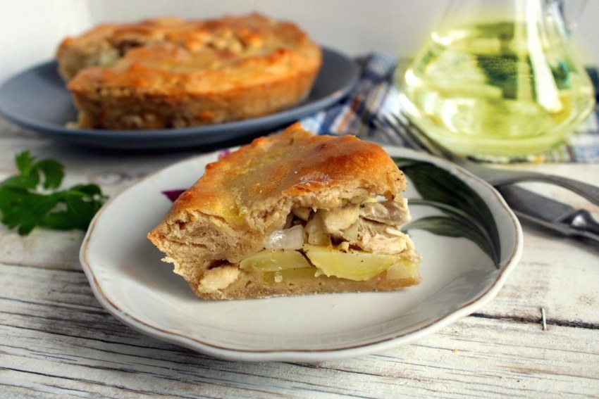 Нежный пирог с курицей и картошкой