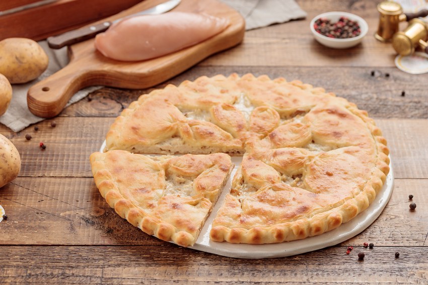 Пирог с курицей грибами и сыром