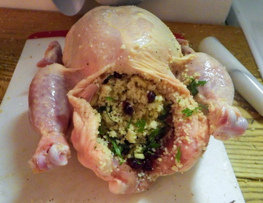 Курица на тарелке запеченная с овощами