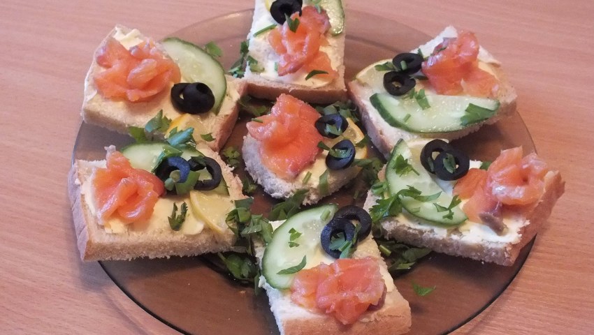 Канапе с икрой и севрюгой