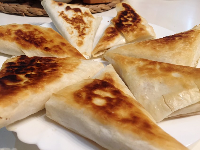 Конвертики из лаваша с сыром и помидорами