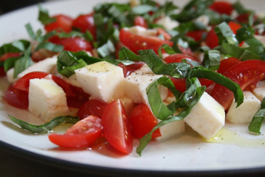 Салат с сыром моцарелла шариками и помидорами рецепт с фото пошагово