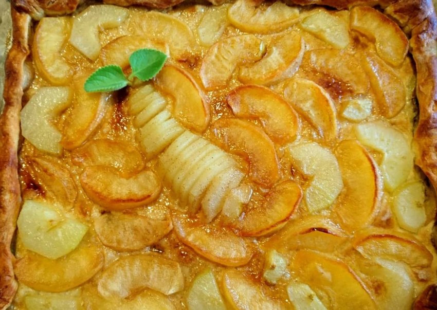 Шарлотка с ревенем и яблоками