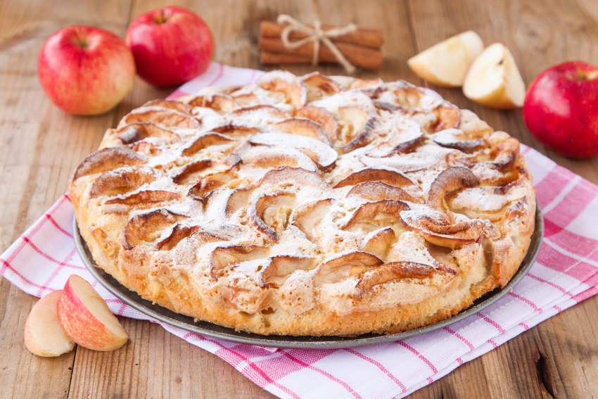 Выпечка шарлотка с яблоками