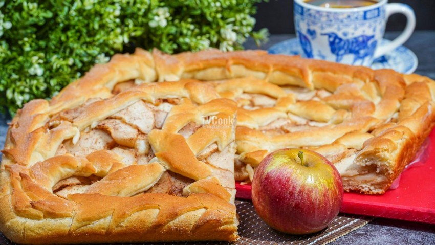 Шарлотка с тертыми яблоками