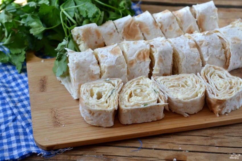 Рулет из лаваша с крабовыми палочками и яйцом