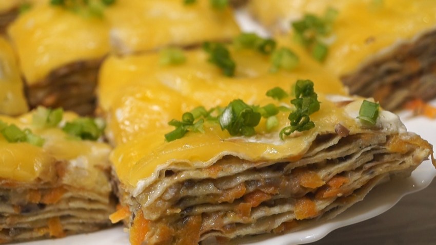 Рулет из лаваша с крабовыми палочками и плавленным сыром и огурцом