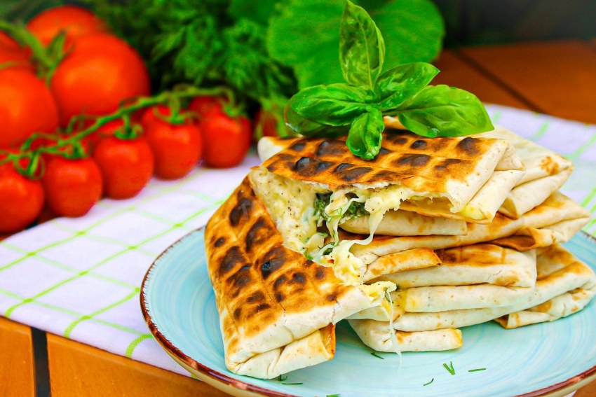 Лаваш со шпинатом и сыром