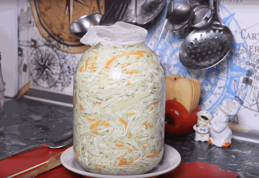 Капуста соленая в банке хрустящая