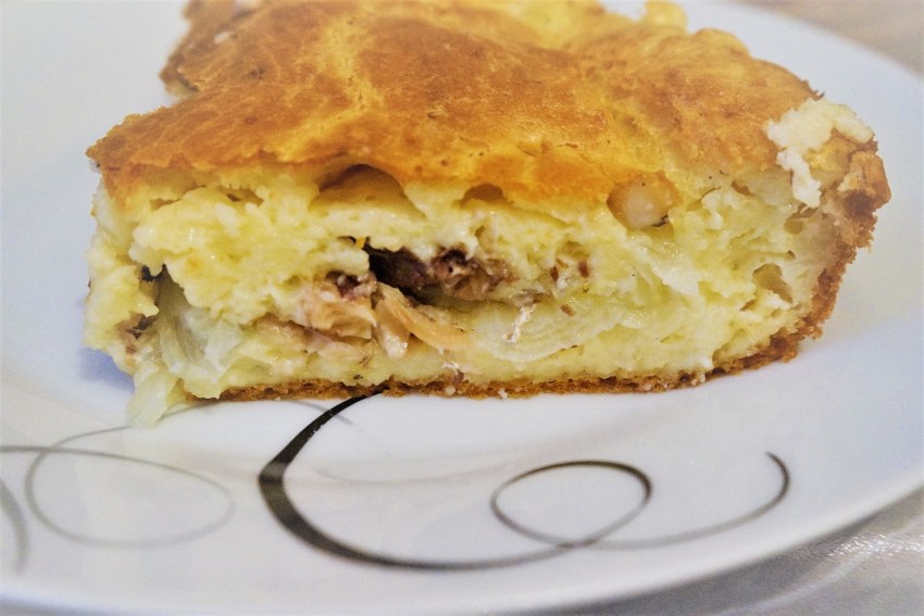 Пирог с консервой и картошкой
