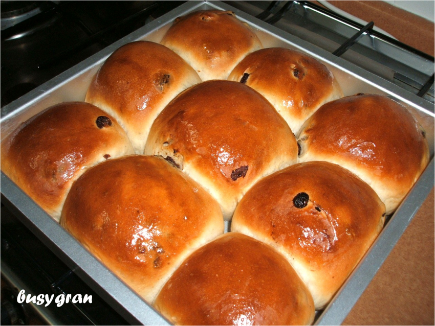 Красивые булочки с изюмом