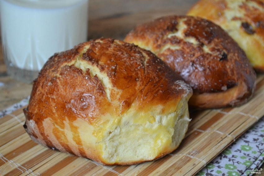 Сдобные булочки с творогом и изюмом