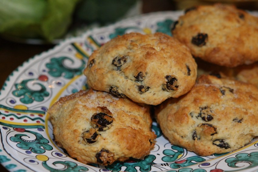Булочки с изюмом в духовке