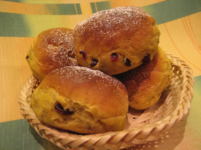 Красивые булочки с изюмом