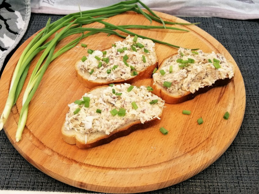 Закуска из консервы скумбрии с яйцом