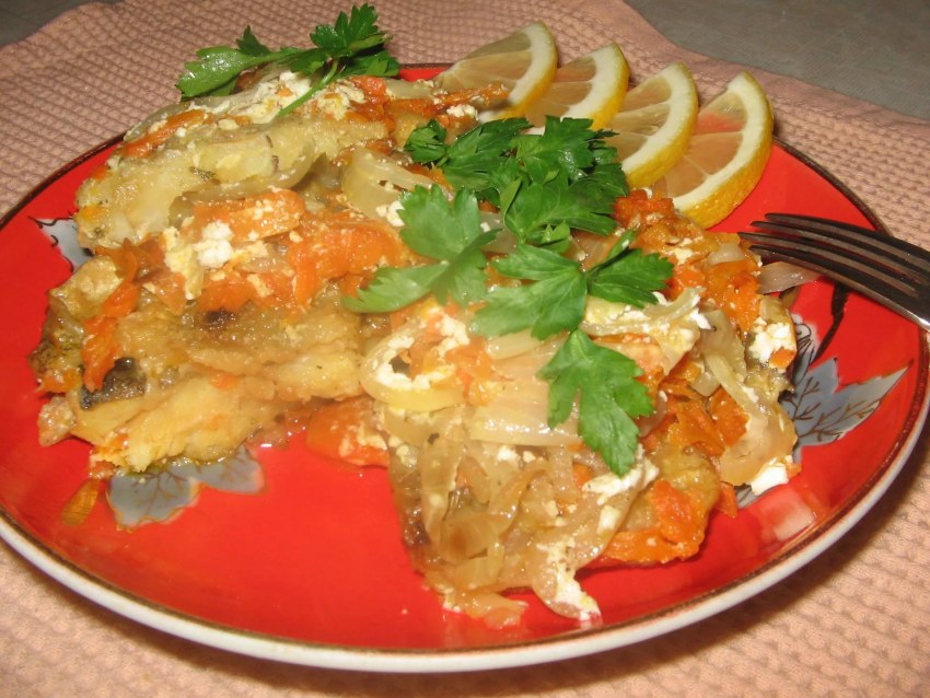 Минтай тушеный с овощами