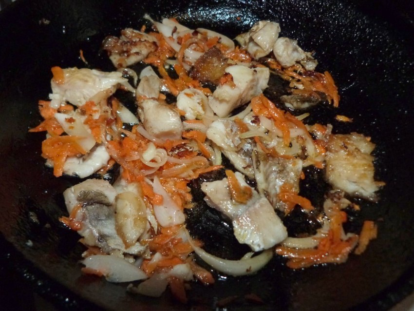 Филе минтая с луком и морковью