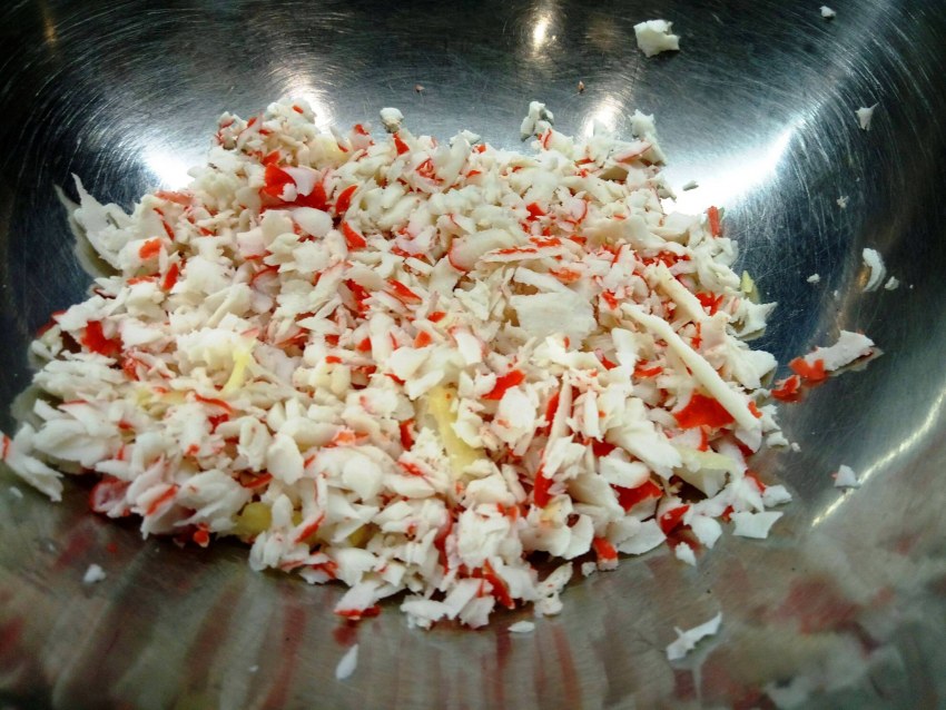 Крабовые палочки на тарелке