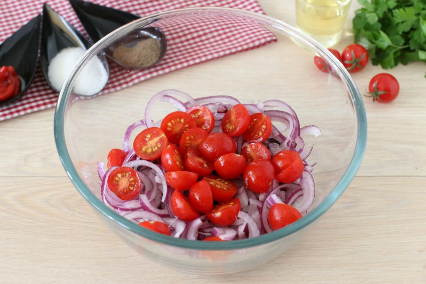Селедка с помидорами и маслинами