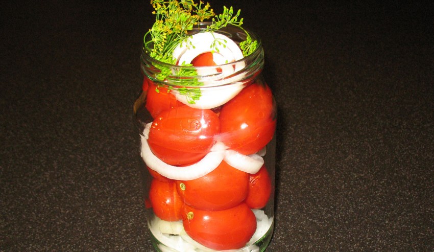 Маринованные помидоры на черном фоне
