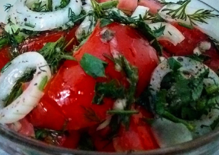 Помидоры с луком и маслом
