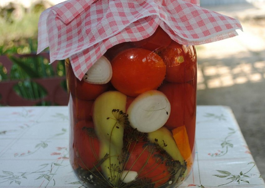 Маринованные помидоры с сыром