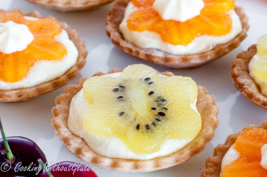 Корзинка с клубникой пирожное