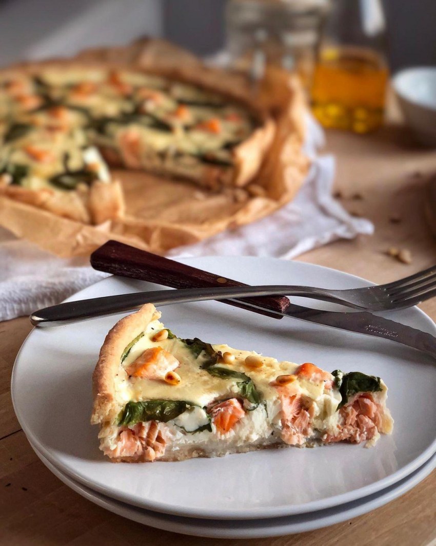 Пирог с семгой, шпинатом и сливочным сыром