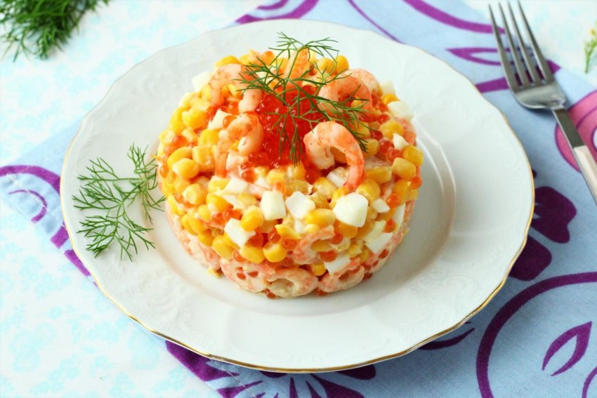 Салат с креветками и крабовыми палочками