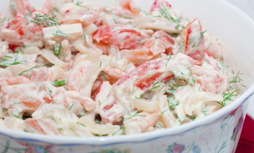 Салат с кальмарами и крабовыми палачкам