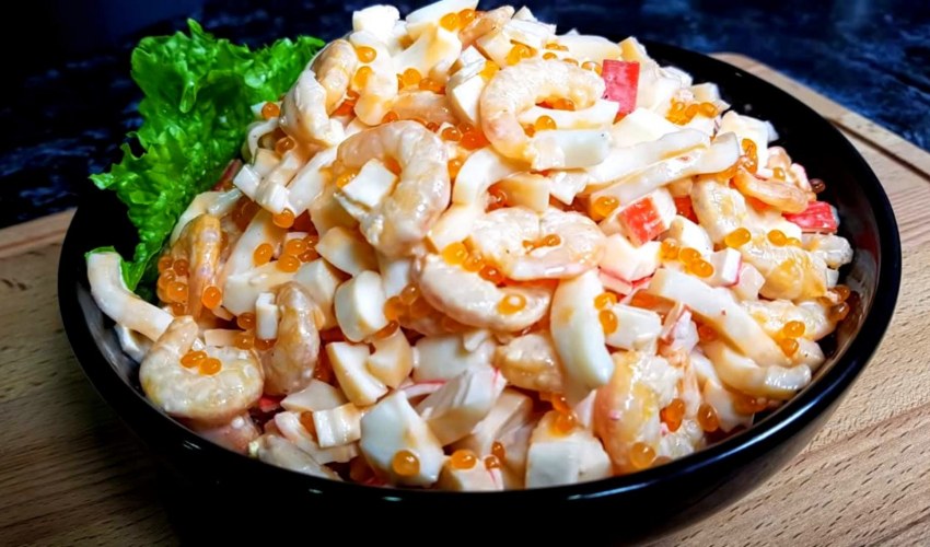 Салат с креветками и крабами