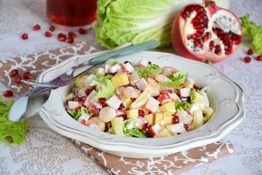 Салат морской Бриз с кальмарами и крабовыми палочками