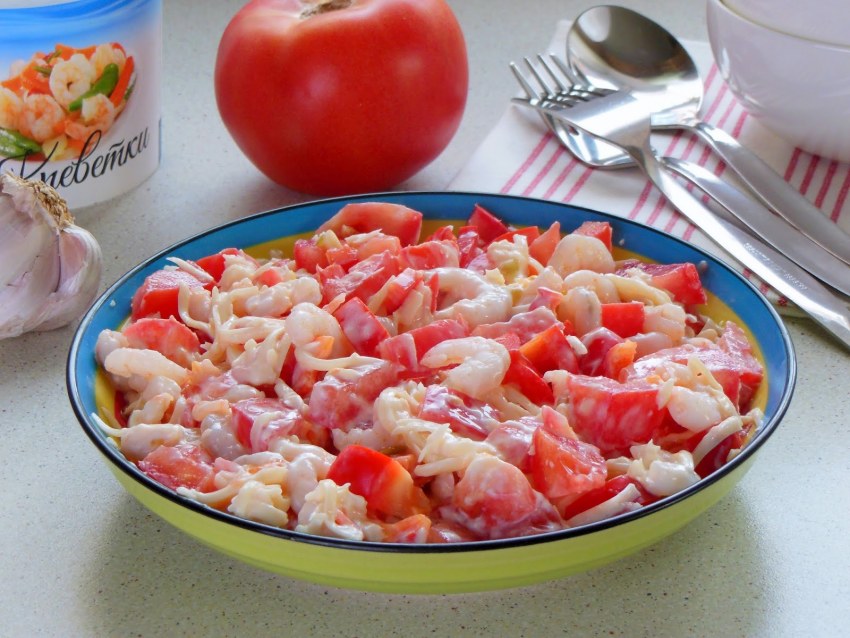 Салат с креветками и крабовыми палочками и кукурузой