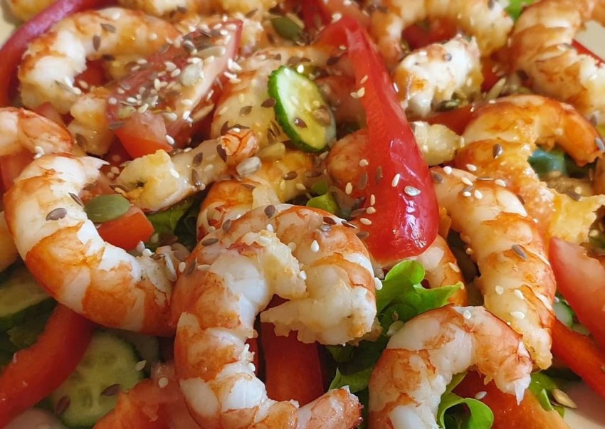 Салат с креветками и ананасом и сыром