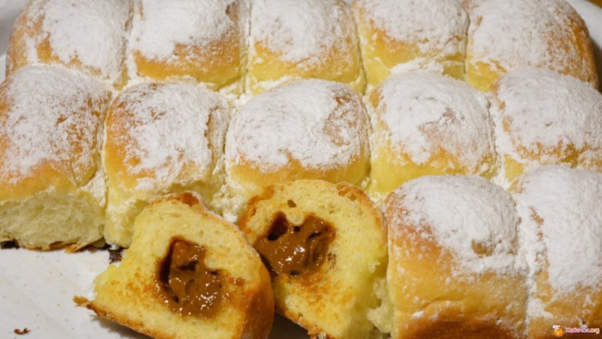 Сдобные булочки со сгущенкой