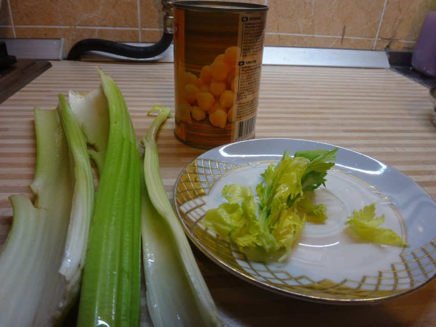 Морковные и сельдереевые палочки с соусом