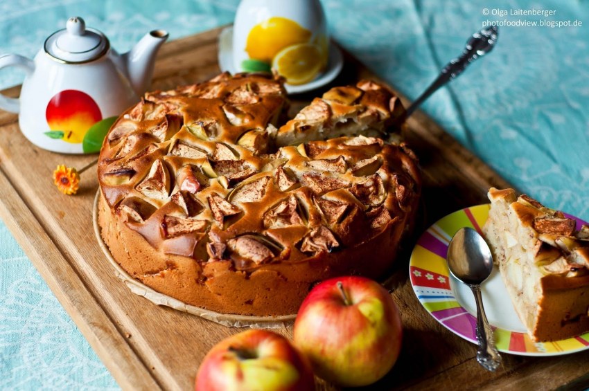 Красивая шарлотка с яблоками