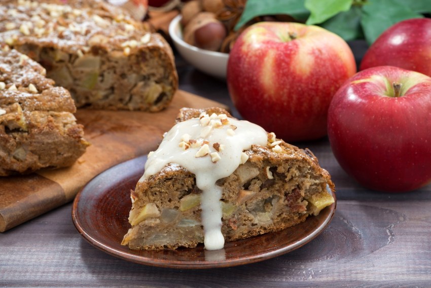 Пирог с яблоками и орехами