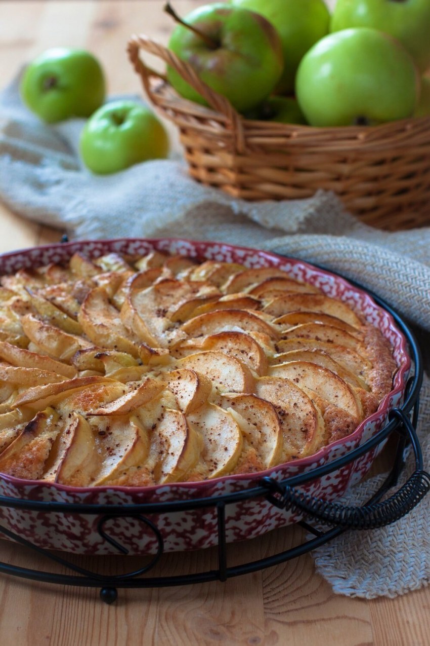 Шарлотка с яблоками