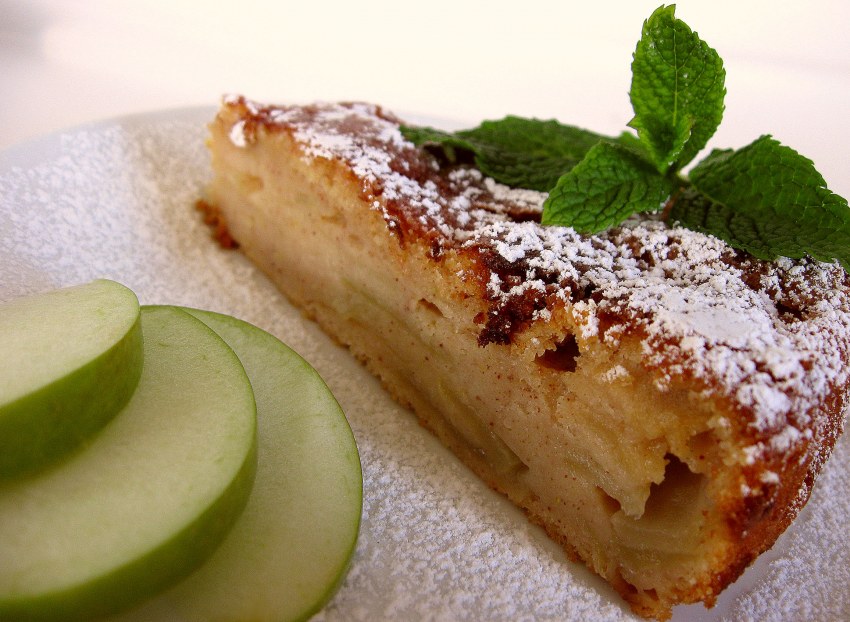 Пирог с яблоком и корицей