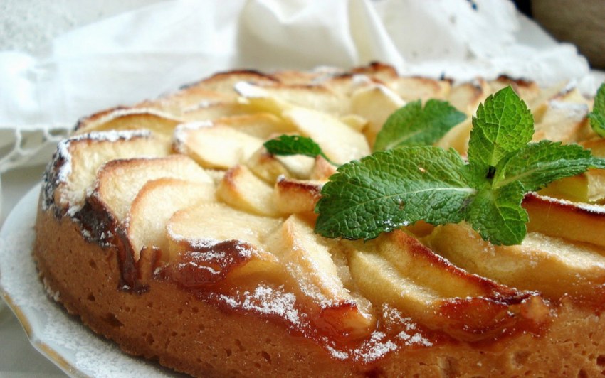 Десерт шарлотка с яблоками