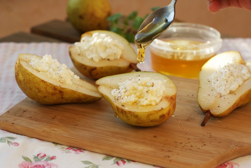 Груша запеченная с сыром