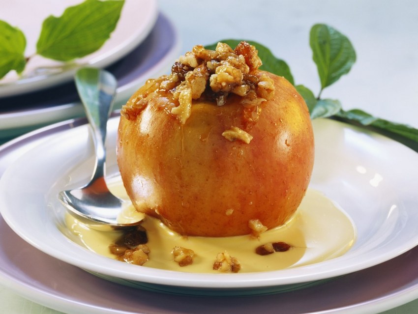 Яблоки запеченные с орехами и черносливом