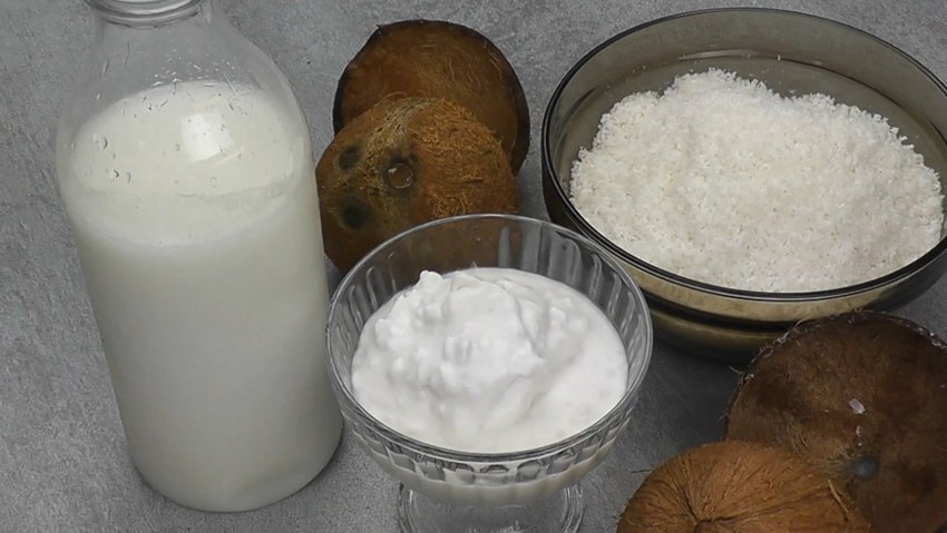 Кокосовая стружка и коровье молоко